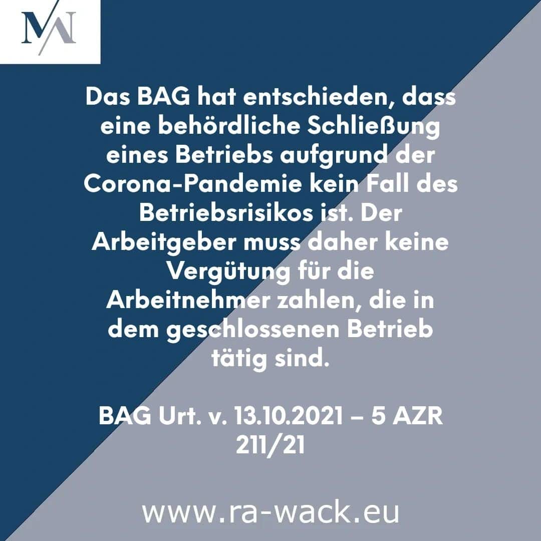 Eine Grafik mit Text in Deutsch auf einem geometrischen blau-grauen Hintergrund. Der von einem Rechtsanwalt bereitgestellte Text befasst sich mit einem Urteil des BAG, wonach Arbeitgeber ihre Mitarbeiter nicht bezahlen müssen, wenn ein Unternehmen aufgrund der Pandemie geschlossen ist. In der oberen linken Ecke befindet sich ein Logo mit den Initialen „MN“ und unten eine Website-URL.